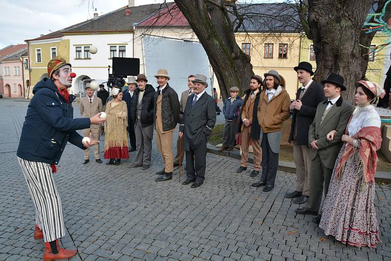 Na Horním náměstí v Přerově se v sobotu natáčely některé scény nového filmu slovenského režiséra Juraje Jakubiska Perinbaba 2. V epizodních rolích si zahráli i členové amatérského divadla Dostavník a do komparsu se zapojili i mnozí Přerované.