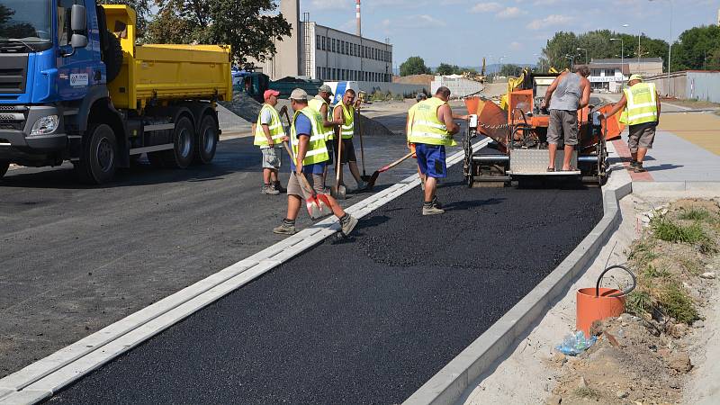 Práce v uzavřené Polní ulici v Přerově, 25. července 2019