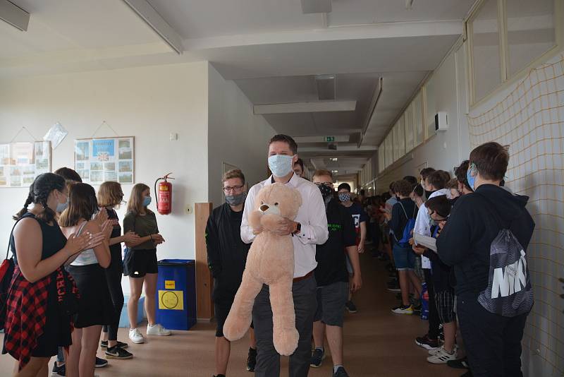 Ani letos nevynechali na Základní škole U Tenisu v Přerově letitou tradici. Špalírem žáků na chodbách procházeli za bouřlivého aplausu deváťáci, kteří školu v letošním roce opouštějí.