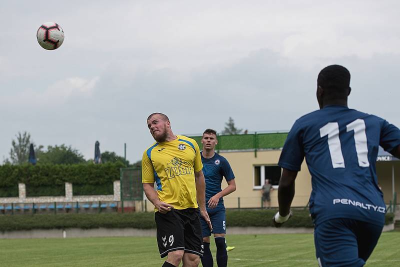 Fotbalisté FK Kozlovice (ve žlutém) v přátelském utkání s Vyškovem.