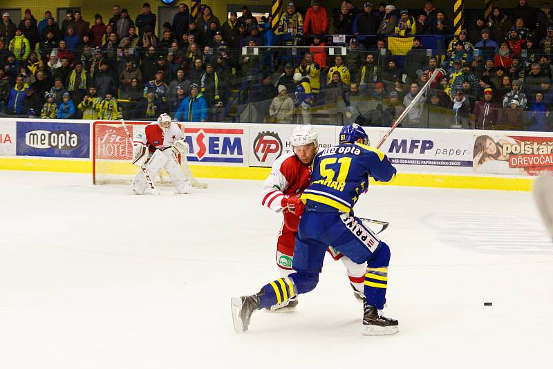 Hokejisté HC Zubr Přerov (v modrém) ve 3. čtvrtfinále WSM ligy proti pražské Slavii.