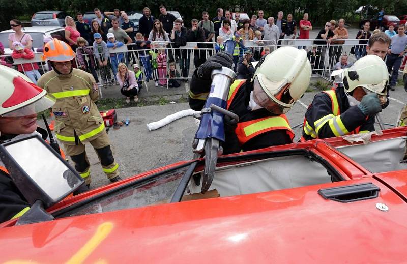 Regionální soutěž ve vyprošťování zraněných osob z havarovaných vozidel.  Družstvo Přerov.