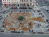 Strom z listí, šišek, dýní, jablek, kukuřic i kaštanů vznikl ve středu na přerovském náměstí T.G. Masaryka. 