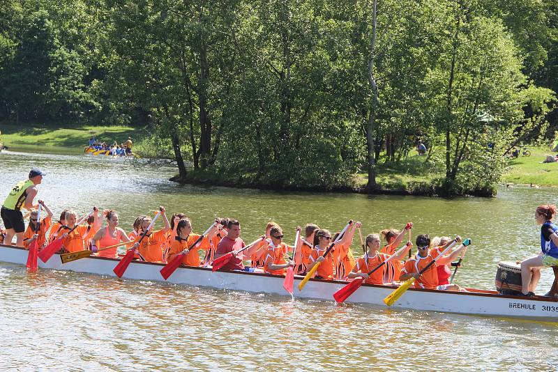 Závody dračích lodí na přerovské Laguně