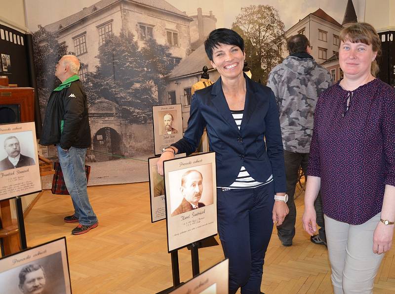 Přerovská fotografka Iveta Juchelková vystavuje své nevšední snímky v Galerii Konírna v Lipníku nad Bečvou. Expozice má  název Ženy v odstínech šedi.