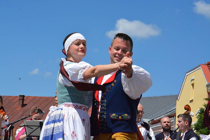 Folklorní festival v Přerově se vydařil. V hlavním programu na Horním náměstí se v sobotu odpoledne vystřídalo několik souborů, 11. 6. 2022