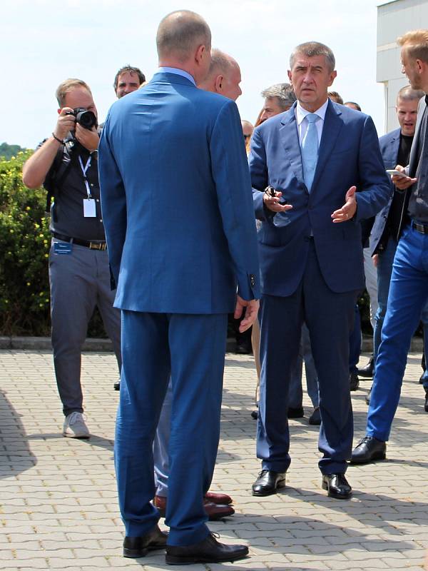 Premiér Andrej Babiš navštívil s vládou ve středu 20. června letiště v Bochoři.