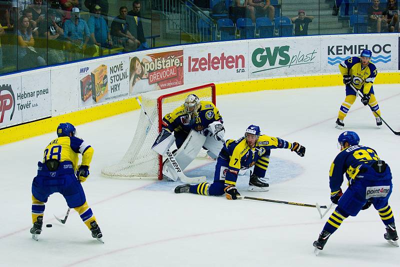 Hokejisté HC Zubr Přerov (v modrých dresech) v přípravě proti Aukro Berani Zlín.