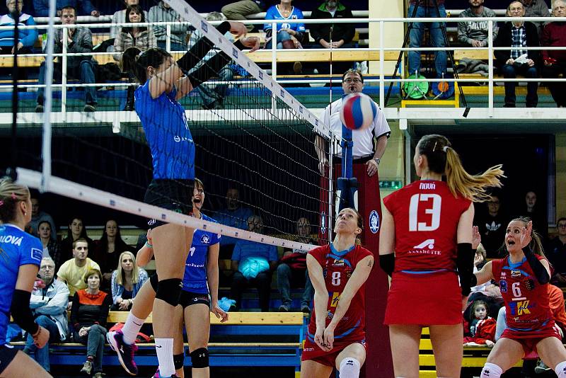Volejbalistky Přerova (v modré) ve druhém čtvrtfinále extraligy žen proti Prostějovu