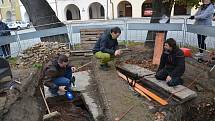 Říjen 2019. Velké překvapení čekalo badatele, kteří odkryli část betonového záklopu studny na Horním náměstí v Přerově. V hloubce čtrnácti metrů se totiž nacházela voda.