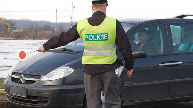 Policisté hlídkují na přejezdu ve Věžkách