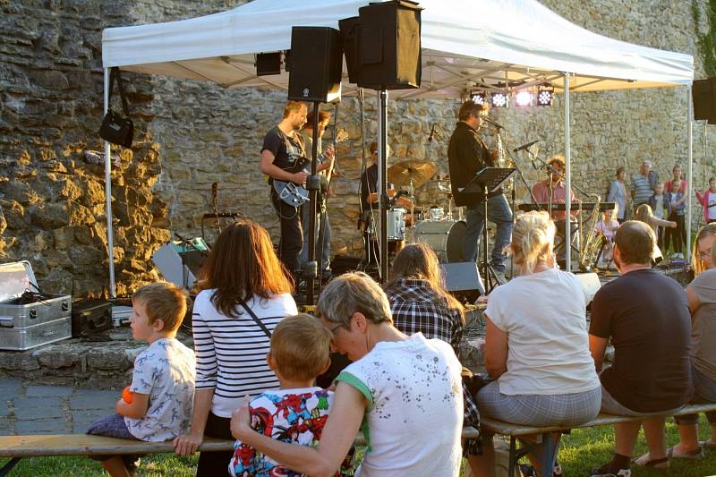 Koncert kapely Lucky Joke na přerovských hradbách, 9. srpna 2022