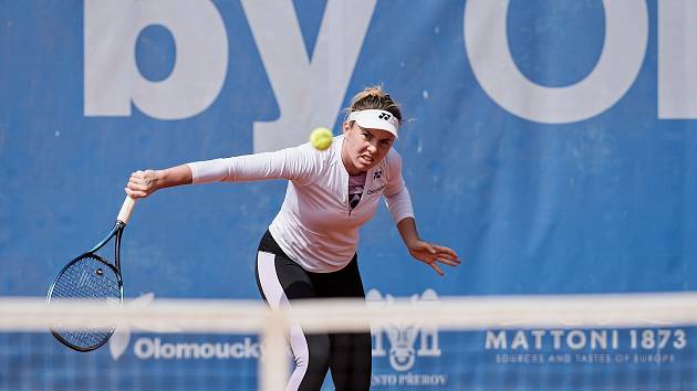 Tenistka Linda Nosková trénovala na domácích antukových kurtech TK Precheza Přerov s trenérem Tomášem Krupou.