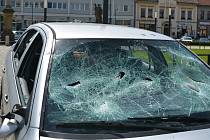 Při hromadné bitce na kojetínském náměstí bylo rozbité sklo na autě (na snímku)