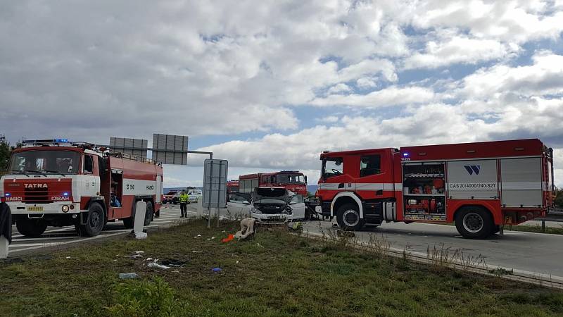 Srážka čtyř aut, při kterém se zranilo sedm osob,  na dálnici D1 u Lipníku nad Bečvou