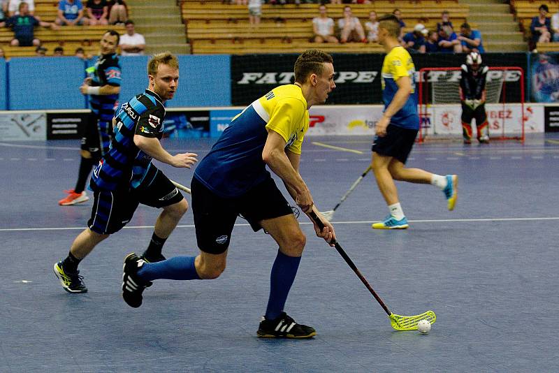 Exhibiční utkání mezi hokejisty HC Zubr Přerov a florbalisty FBC Přerov skončilo remízou 22:22. Foto: Deník/Jan Pořízek