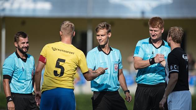Fotbalisté Holešova (v modrém) doma podruhé za sebou berou všechny tři body. 