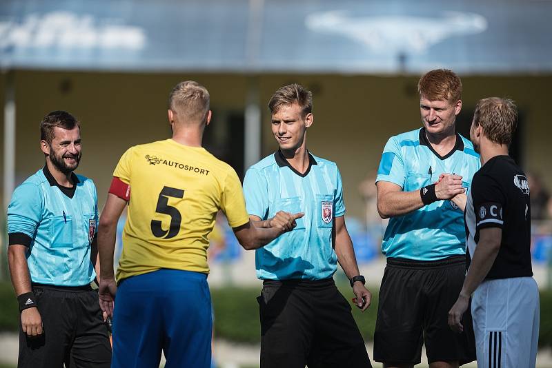 Fotbalisté FK Kozlovice (ve žlutém) proti SFK ELKO Holešov.