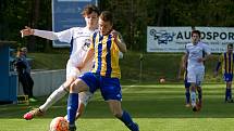 Fotbalisté Kozlovic (v pruhovaném) v domácím zápase proti Velkým Karlovicím (3:1). Foto: Deník/Jan Pořízek