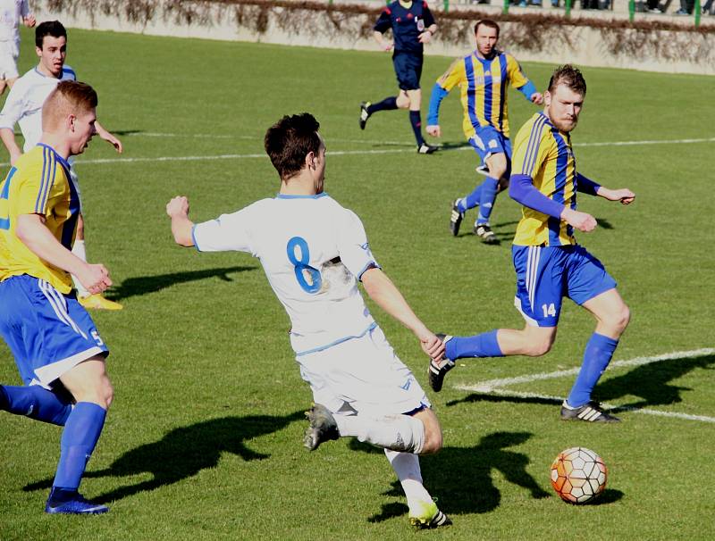 Fotbalisté Přerova (v bílém) v derby proti Kozlovicím.