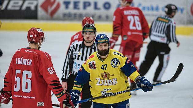 Hokejisté Přerova (ve žlutém) porazili Frýdek-Místek 4:0 a postoupili do čtvrtfinále play-off. Jiří Goiš