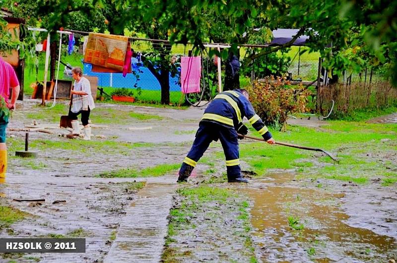 Prudké přívalové deště řádily v sobotu odpoledne na Přerovsku. Největší spoušť napáchala průtrž mračen ve Všechovicích na Hranicku, které se už před dvěma týdny ocitly pod vodou. Následky katastrofy odstraňovali lidé až do noci a pak i celou neděli.