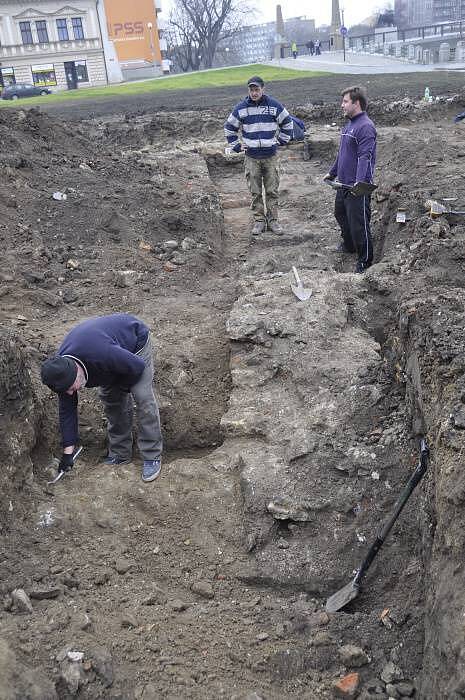 Archeologové Na Marku odkryli celý půdorys bratrské školy.