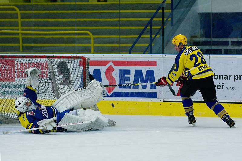 Hokejisté HC Zubr Přerov (v modrém) v "Posledním špílu sezony" profi sým fanouškům. Foto: Deník/Jan Pořízek