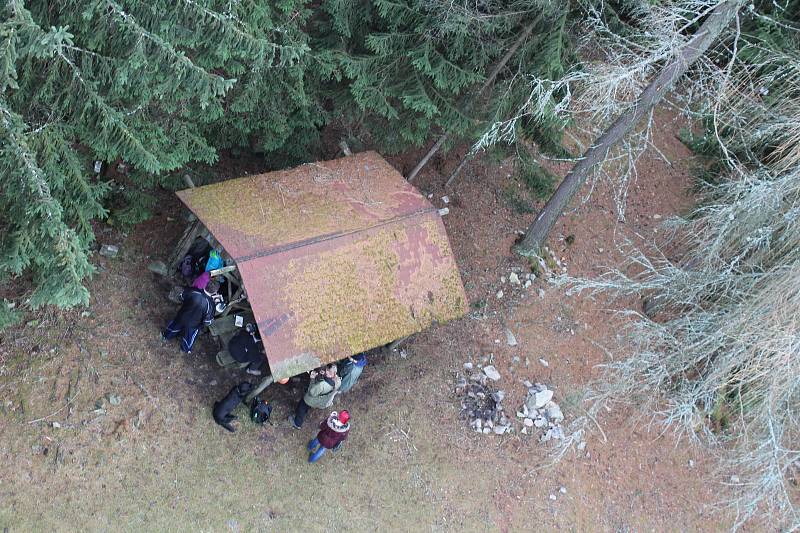 V rozhledně funguje i občerstvení, kde zájemci mohou nakoupit buřty nebo klobásu k opečení, vyjít na vyhlídkovou plošinu a rozhlédnout se po krajině a také si oddechnout v teple.