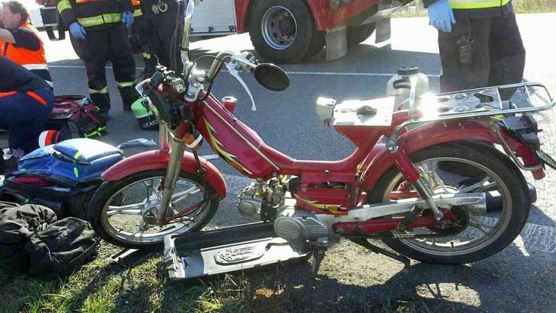 Tragická srážka malého motocyklu s náklaďákem u Horní Moštěnice