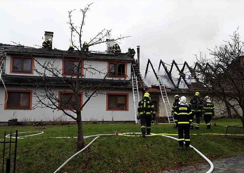 V neděli od poledne zasahuje pět hasičských jednotek u požáru v Olšovci.