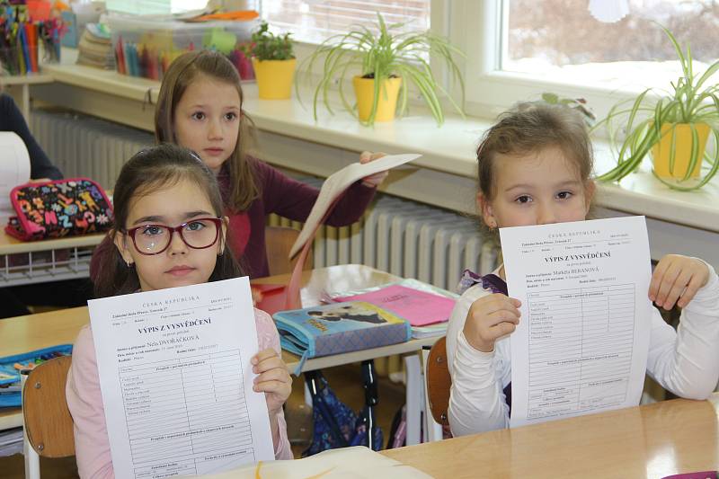 Své pololetní vysvědčení dostaly v úterý také děti ze Základní školy Trávník v Přerově.