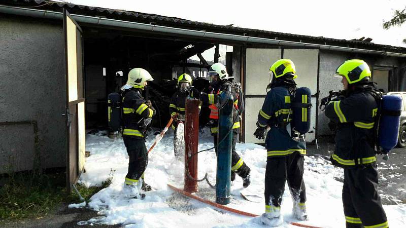 Požár autodílny v bývalé drůbežárně v Oseku nad Bečvou