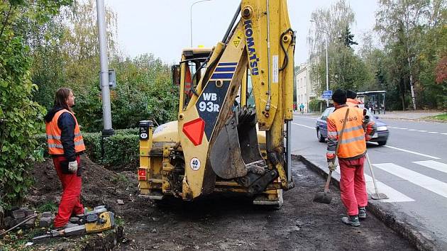 Speciální naváděcí pásy přispějí k tomu, aby se přechod pro chodce na ulici Velká Dlážka v Přerově stal bezpečnějším i pro nevidomé chodce.