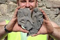 Archeologové na Helfštýně ve výkopu odkryli část komorové kachle s motivem Adama a doplnili tak chybějící střípek do mozaiky - už dříve byl totiž ve stejných místech nalezen kus kachle s motivem Evy. Hrnčířská práce pochází ze druhé poloviny 15. století.