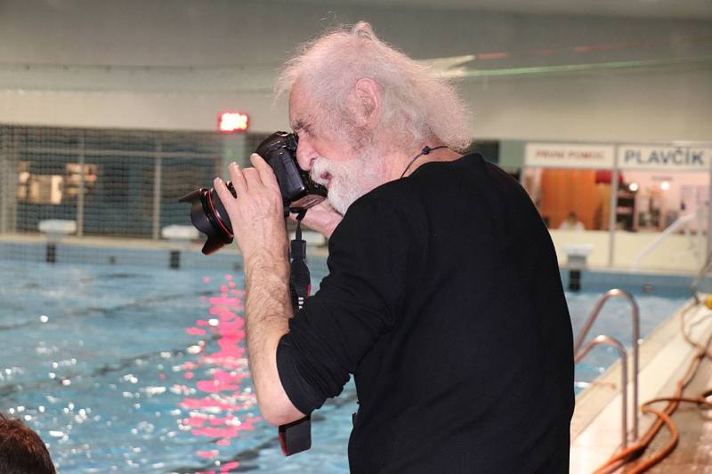 Fotograf Jindřich Štreit "loví" v ulicích Přerova snímky pro nový kalendář města pro rok 2023.