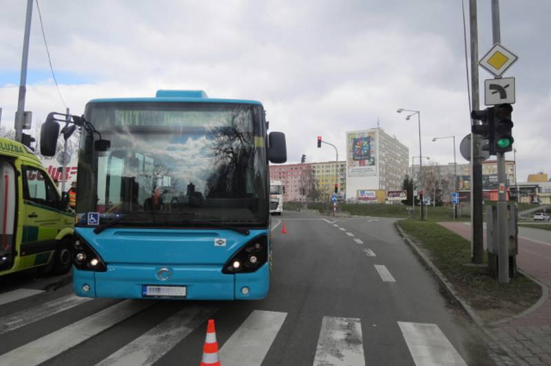 Nehoda autobusu a náklaďáku v Předmostí, zranili se tři lidé - dítě a dvě ženy