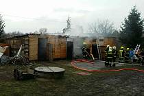 K požáru uskladněného dřeva vyjížděli na Nový rok hasiči do Polomi na Hranicku.