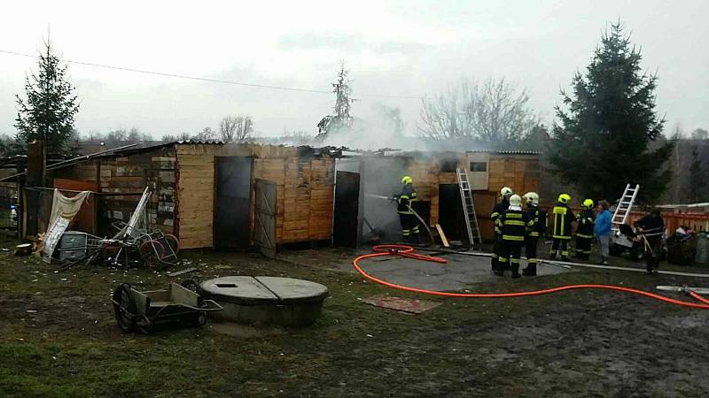 K požáru uskladněného dřeva vyjížděli na Nový rok hasiči do Polomi na Hranicku.
