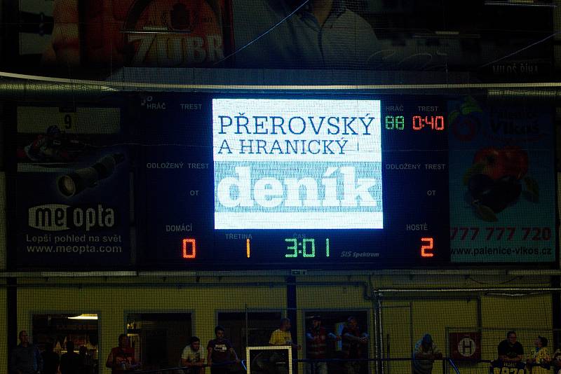 Hokejisté HC Zubr Přerov (v modrých dresech) v přípravě proti Aukro Berani Zlín.