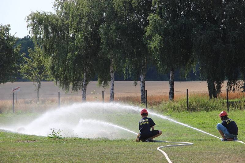 Ani tropická vedra neodradila návštěvníky, kteří zavítali v sobotu odpoledne do areálu výletiště v Rouském na tradiční „Slámování“. 