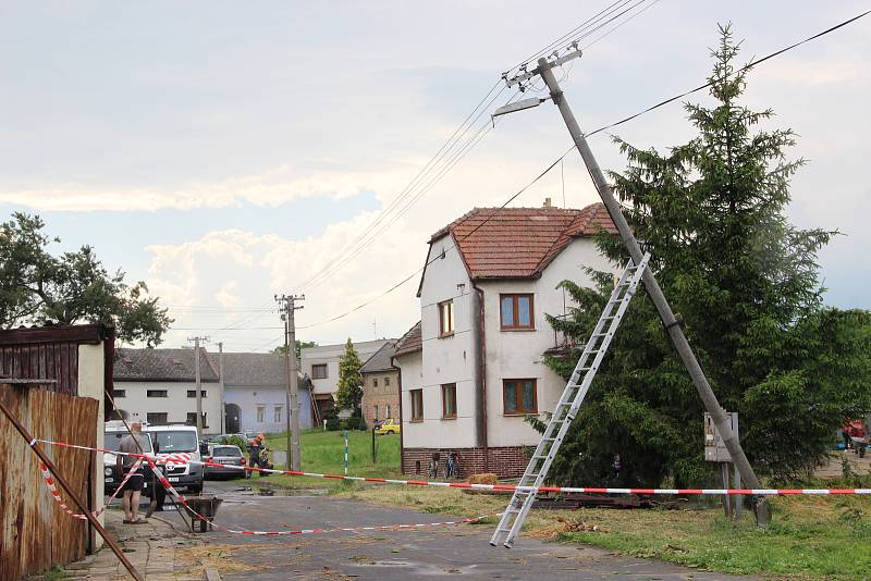 Poničené střechy rodinných domů, vyvrácené stromy a trámy, které se rozletěly jako třísky do okolí. Tak to vypadalo v pátek odpoledne v Uhřičicích na Kojetínsku, kterými se prohnala silná vichřice