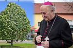 Nový pražský arcibiskup Jan Graubner má v Beňově, odkud pochází bývalý olomoucký arcibiskup Antonín Cyril Stojan, svou lípu. Zasadil ji zde v roce 2008.