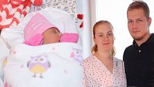 Melanie, která se narodila jako první na Nový rok 2023 v přerovské porodnici. V koláži s rodiči