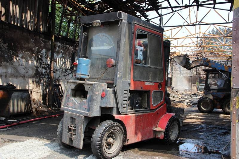 Mohutný požár výrobny dřevěných briket v místní části Lipníku Loučka likvidovalo v sobotu nad ránem sedm hasičských jednotek. 