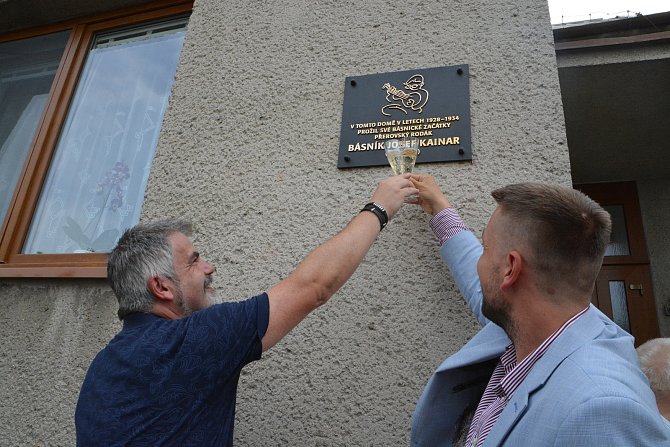Básník Josef Kainar má pamětní desku na domě v ulici Generála Štefánika v Přerově, kde prožil nepříliš radostná studentská léta.
