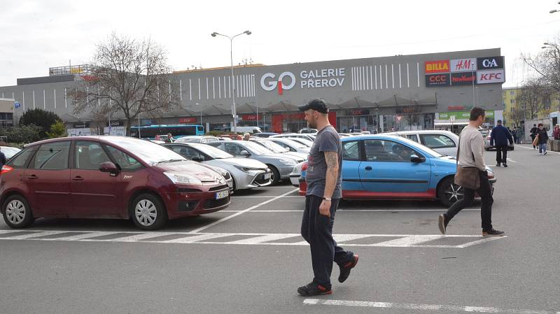 Sehnat místo k zaparkování v centru Přerova bývá často problém - parkoviště na náměstí Přerovského povstání.