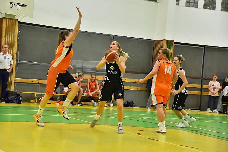 Basketbalistky Přerova (v černém) proti SK UP Olomouc B.