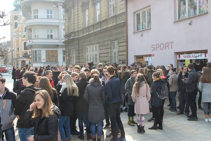 K protestní stávce se ve čtvrtek v pravé poledne připojili také studenti Gymnázia Jakuba Škody v Přerově. Na Masarykovo náměstí jich dorazily na dvě stovky.