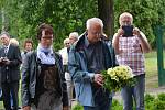 Památku 267 obětí masakru na Švédských šancích uctili v neděli na Městském hřbitově zástupci Přerova a slovenské Dobšiné, odkud pocházela více než stovka zavražděných.